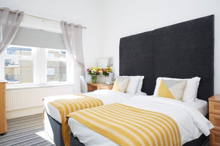 Rooms - A bright Classic twin room