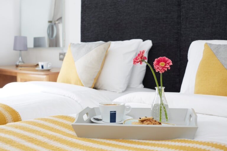 Rooms - Breakfast tray on a Classic twin room bed
