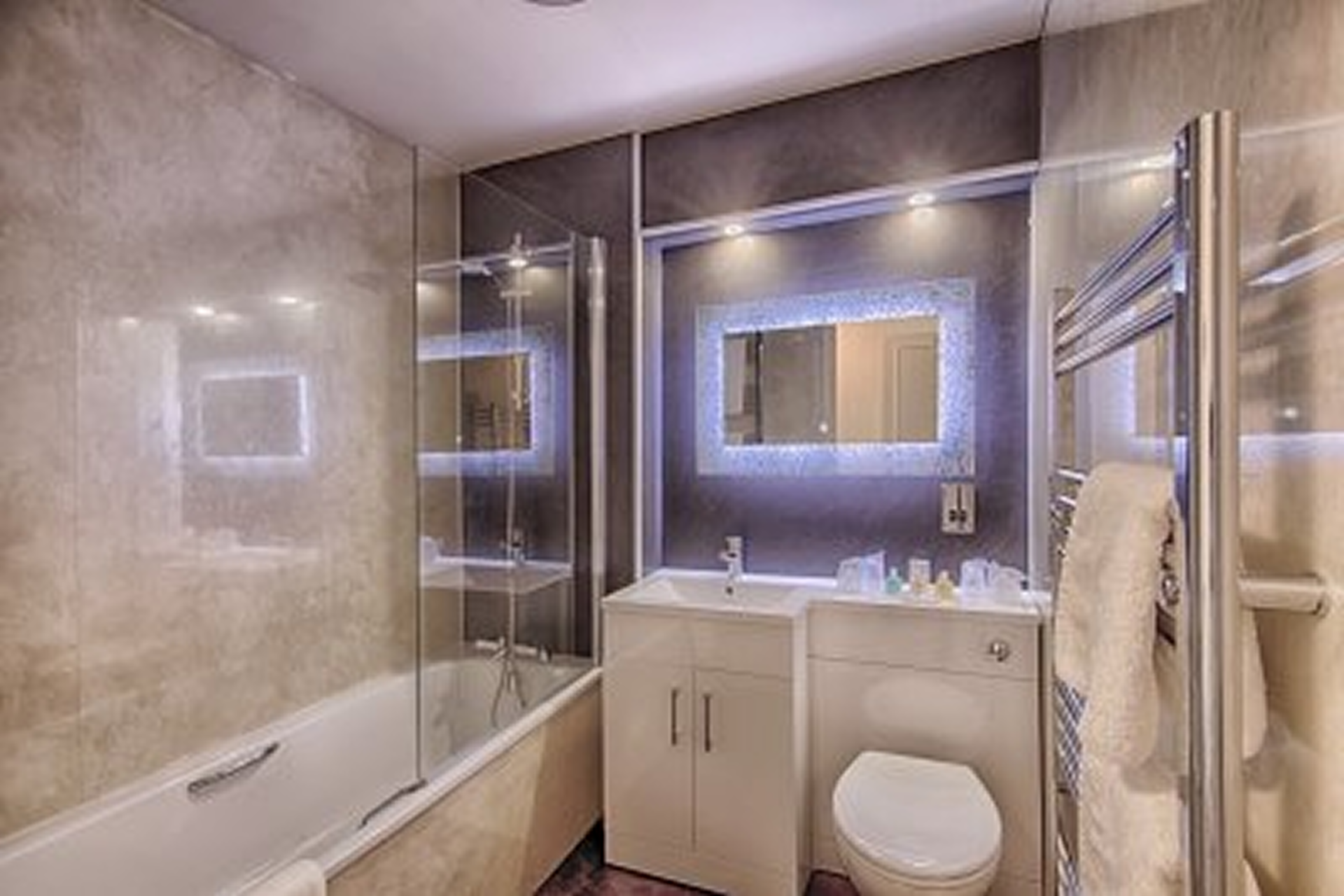 Superior Garden Room with Hot Tub - - Superior Garden Room with Hot Tub
